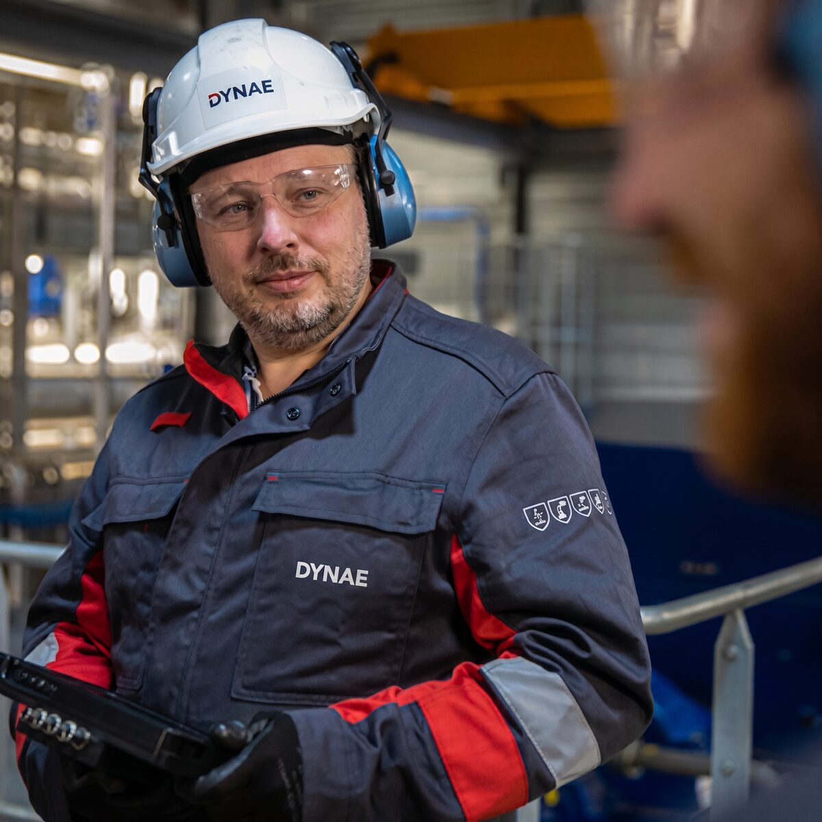 Cédric Dieudonné en intervention terrain — tenue DYNAE, casque et tablette